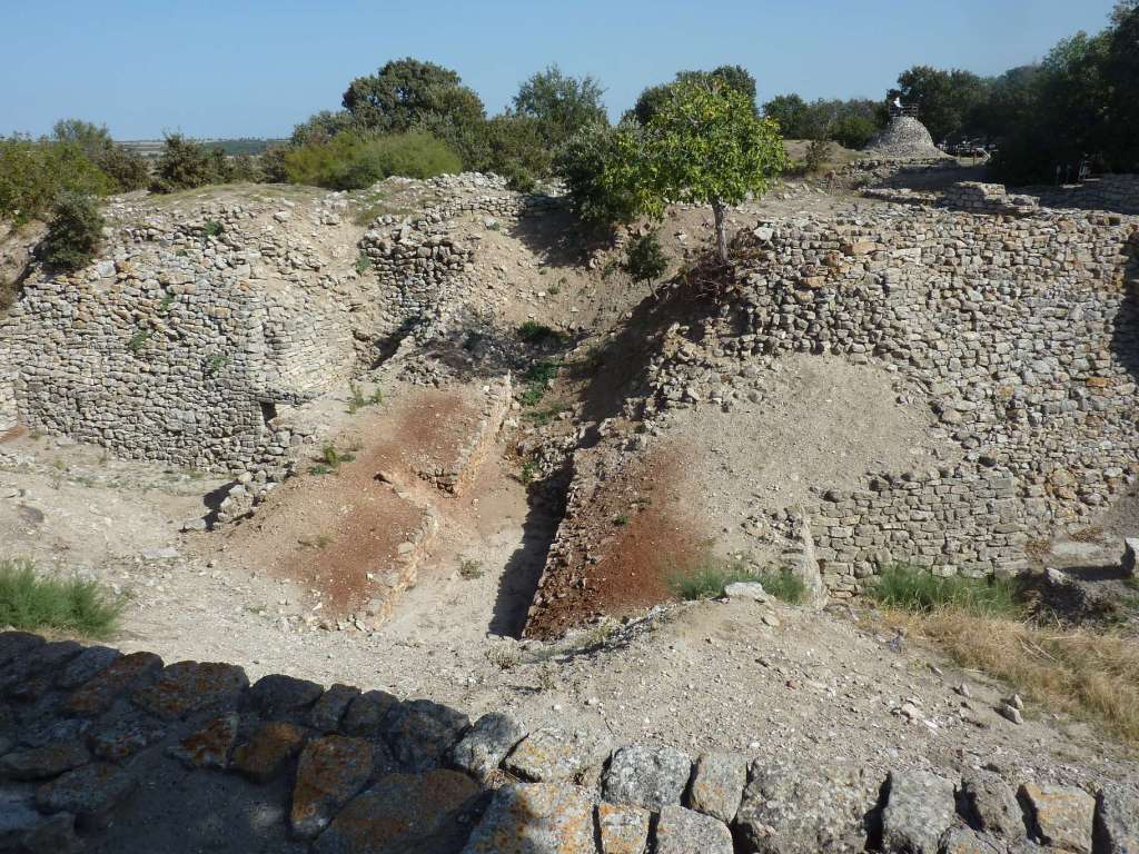 Die Stelle, an der der Schatz des Priamos gefunden wurde, nahe der Rampe
